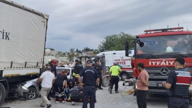 samsunda otomobil tirin altina girdi 1 olu 3 yarali 3BvARkTU