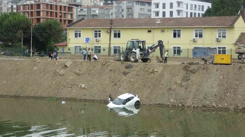 samsunda suv arac irmaga dustu 3 kisi olumden dondu 3EpNMaJD