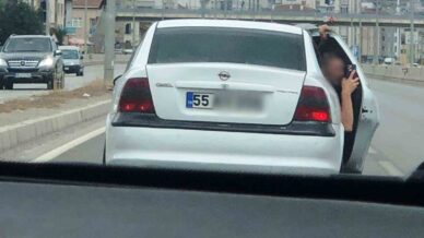 samsunda trafikte tehlikeli yaris kapiyi acip video cektiler 42JsKO5K