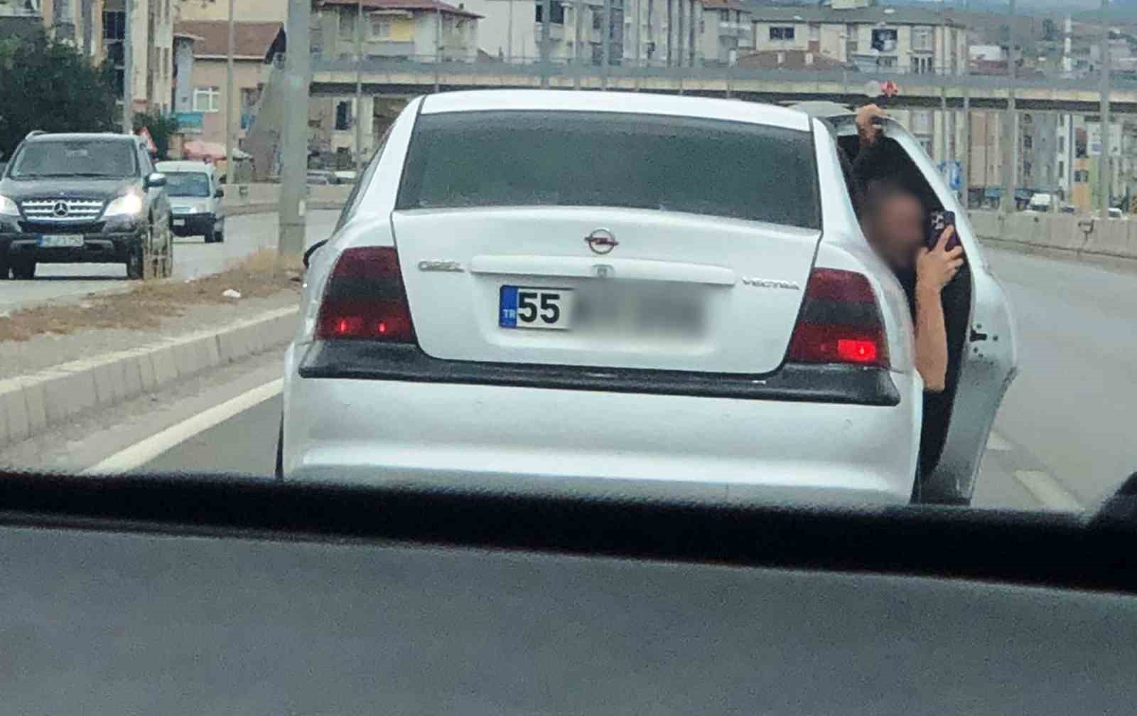 samsunda trafikte tehlikeli yaris kapiyi acip video cektiler 42JsKO5K