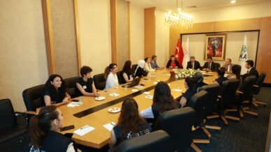 sanayide donusume kadin eli MXiWTi8V