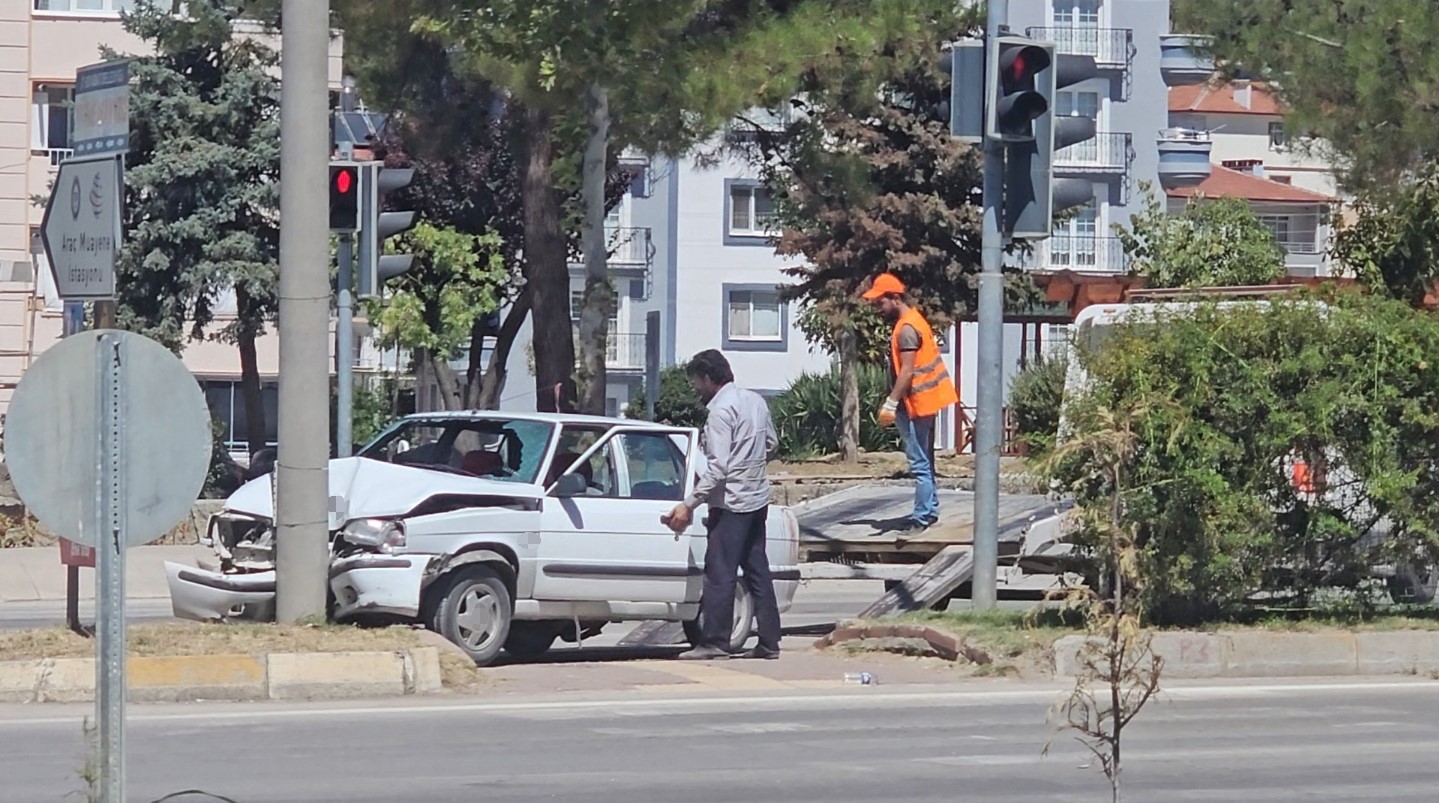 sinopta otomobil aydinlatma diregine carpti 1 yarali 1ySdRVU4
