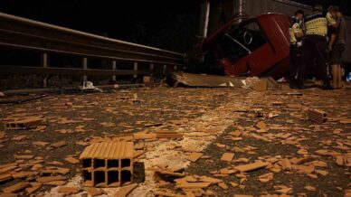 temde tugla yuklu tira carpan tir hurdaya dondu surucu yara almadan kurtuldu w8UxFanC