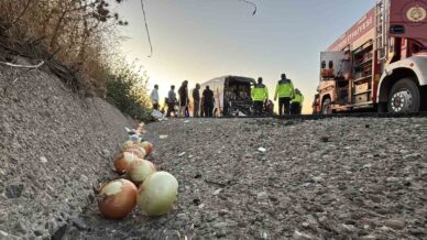 temde yolcu otobusu ile sogan yuklu kamyon carpisti 1 olu 10 yarali 5KQM3Siu