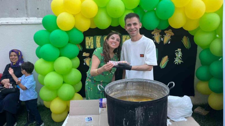 tezgahindan elde ettigi gelirlerle sehir sehir gezerek ozel ogrencilerin gonullerini kazaniyor rOt1Bsu6