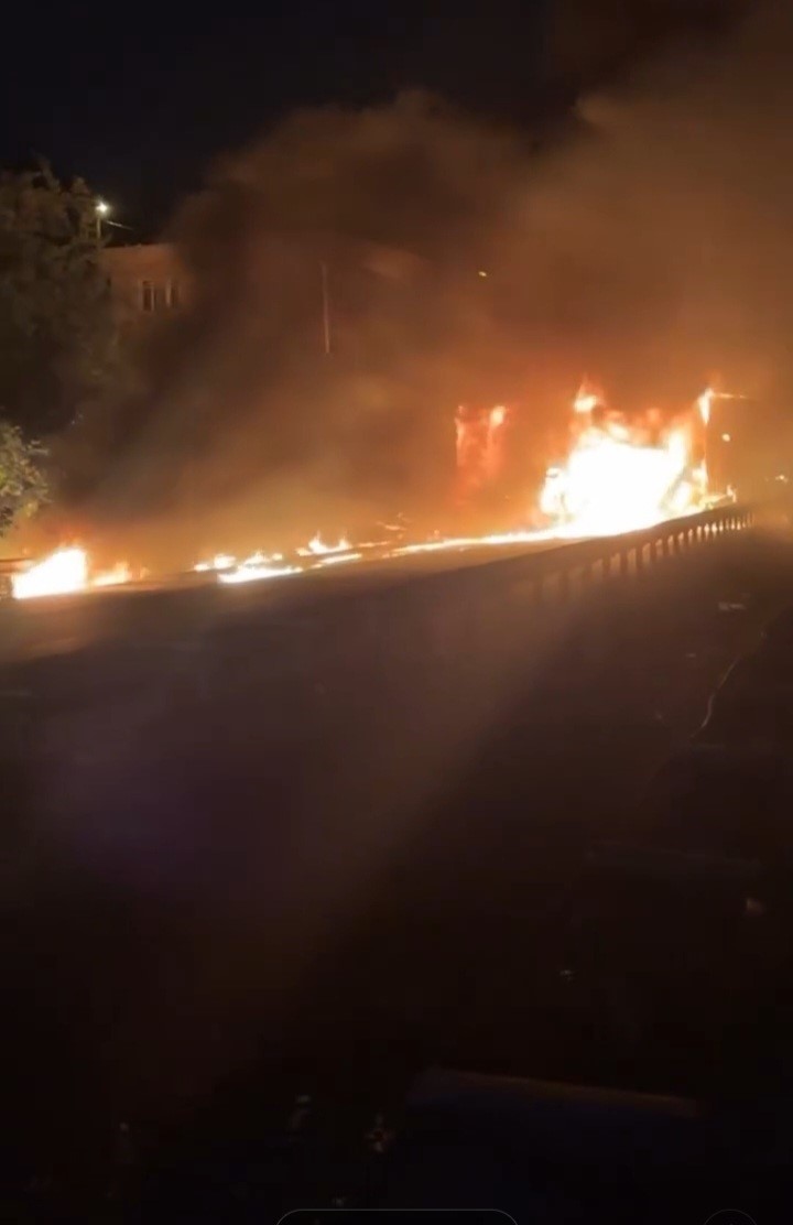 tireboluda seyir halindeki tir alevlere teslim oldu 1AMqeXjK