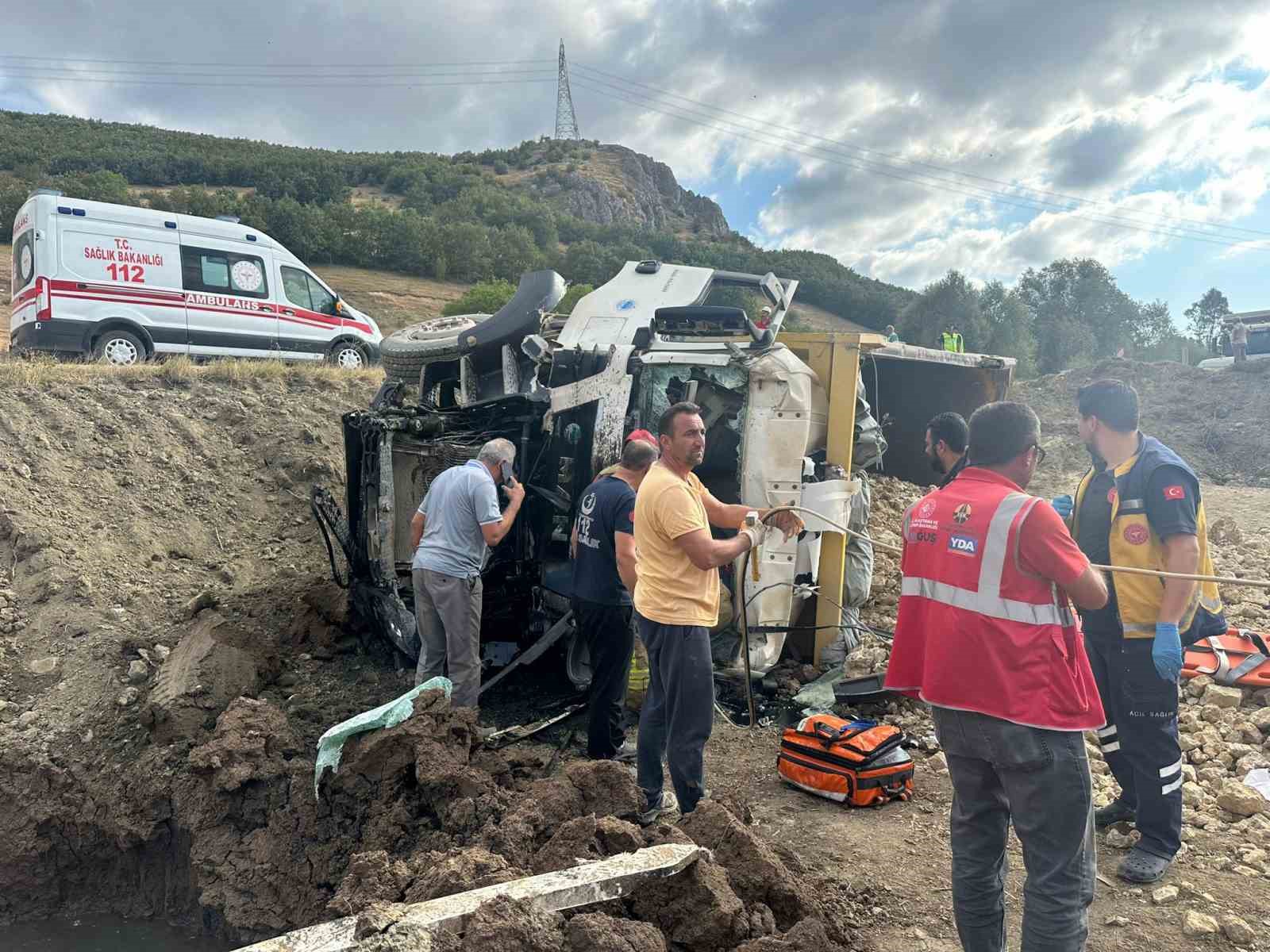 tokatta hafriyat kamyonlari carpisti 1 surucu agir yaralandi ne5ztMFi