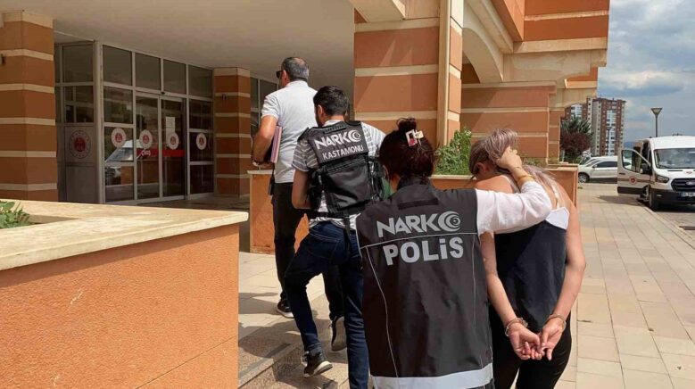 trafik ekibinin durdurdugu motosikletteki sahislarin uzerinden uyusturucu cikti 2 tutuklama f4YjKKbD