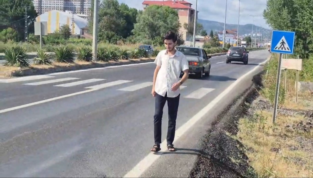 yaya gecidi var ama yayanin gecebilecegi yol yok Augj8H65