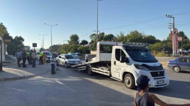 yayaya yol vermek istedi 3 arac birbirine girdi aTLgNVHS