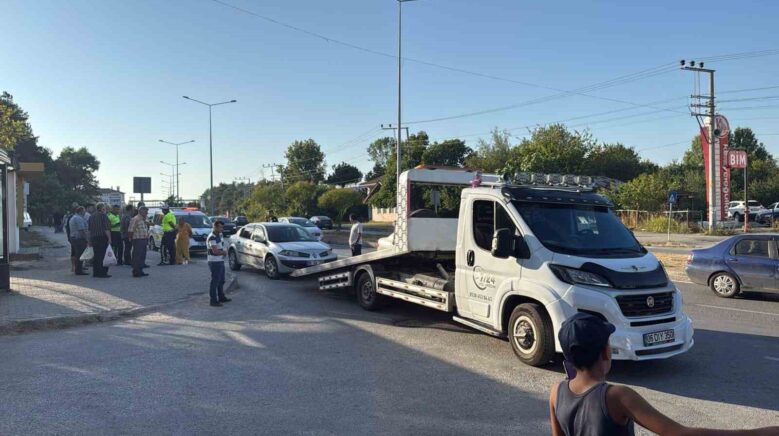 yayaya yol vermek istedi 3 arac birbirine girdi aTLgNVHS