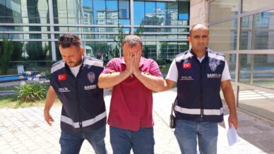 yol kenarinda otlayan inegi calip satti RBwvgahm