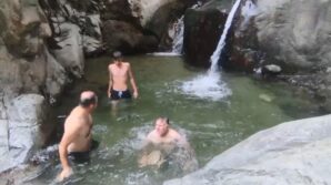 yusufelinde sicak havadan bunalan gencler ayi hamaminda serinliyor H4tUNRBT