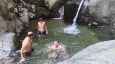 yusufelinde sicak havadan bunalan gencler ayi hamaminda serinliyor H4tUNRBT