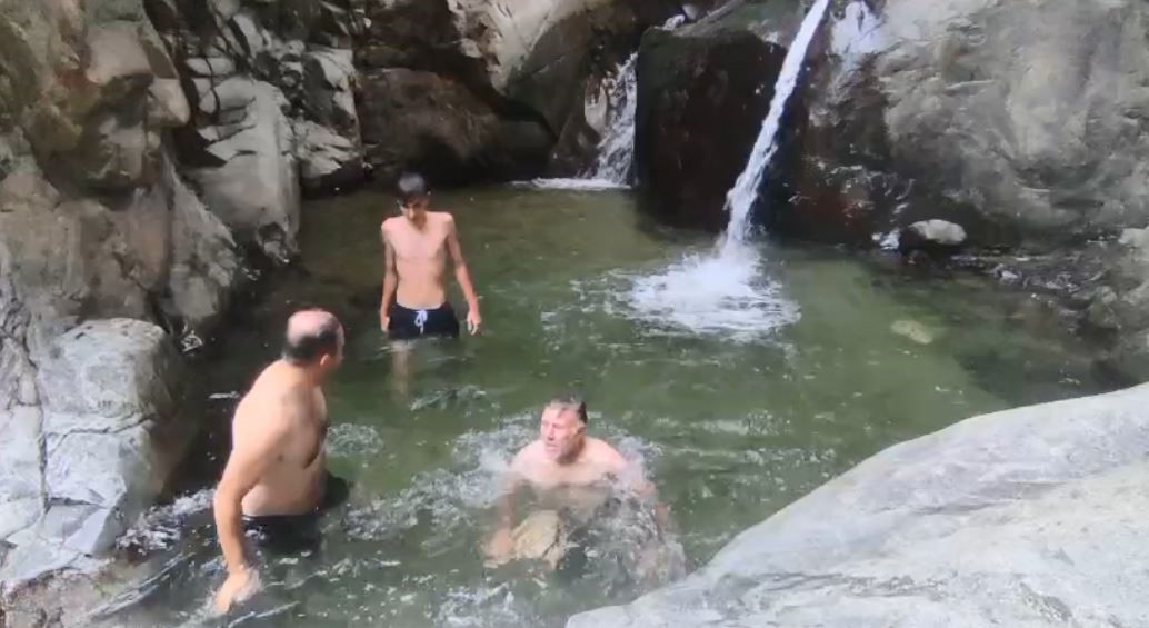 yusufelinde sicak havadan bunalan gencler ayi hamaminda serinliyor H4tUNRBT