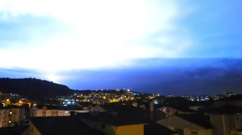 zonguldakin eregli ilcesinde simsekler geceyi aydinlatti 5srbGA4A