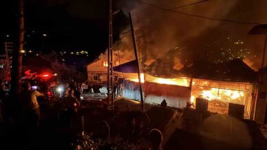 zonguldakta alevler geceyi aydinlatti 4 ev 1 yeri kullanilmaz hale geldi QtUUGC6m