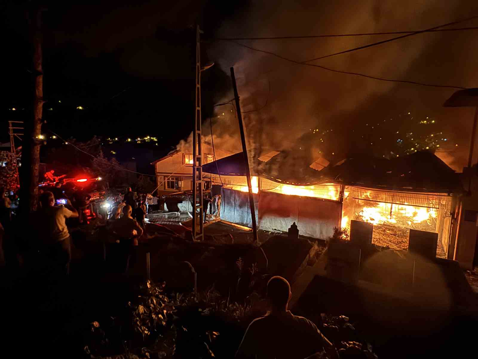 zonguldakta alevler geceyi aydinlatti 4 ev 1 yeri kullanilmaz hale geldi QtUUGC6m