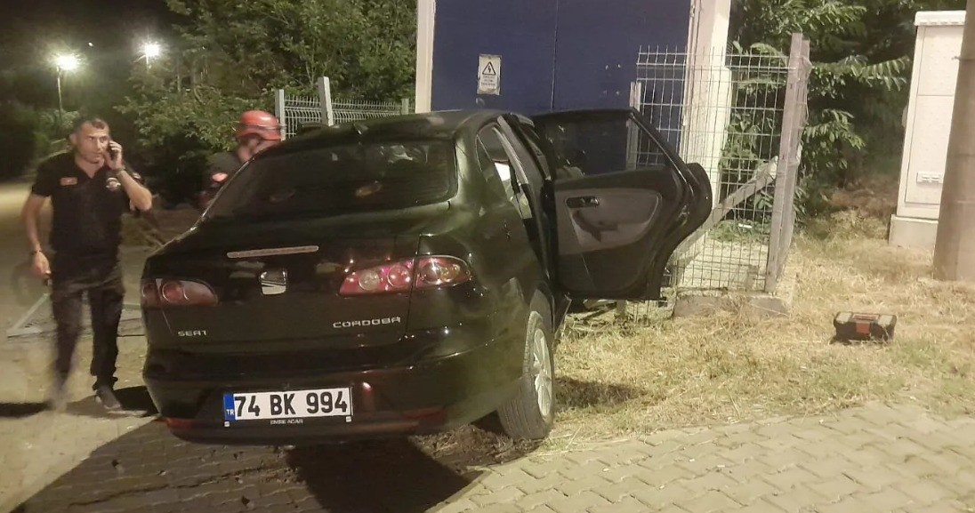 zonguldakta kontrolden cikan otomobil trafoya carpti fOuhFJfU