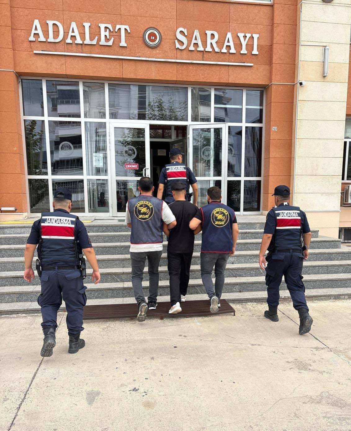 117 yil kesinlesmis hapis cezasi bulunan firari yakalandi VFD7KIlH