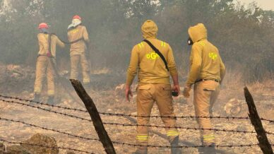 3 evin yandigi koyde mudahale devam ediyor cNYcwRS3