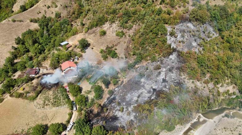 ahsap evden ormanlik alana sicrayan yangin kontrol altina alindi YKeAp75I