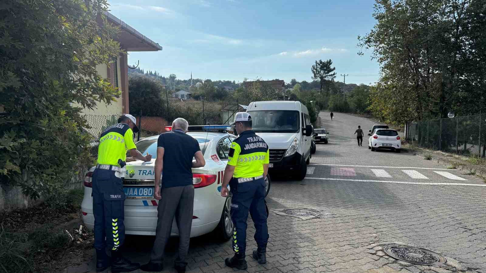 alaplida jandarma ekiplerinden okul servislerine siki denetim