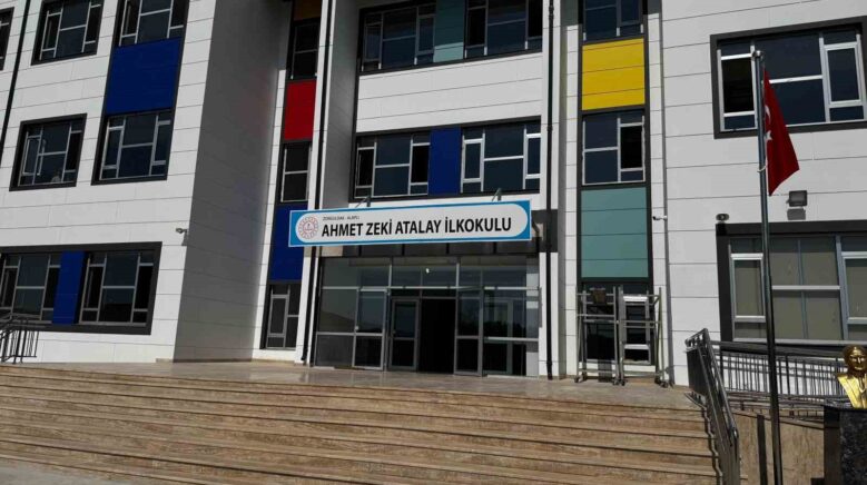 alaplida ogrenciler okul yolunun tamamlanmasini bekliyor wJnLWuyX