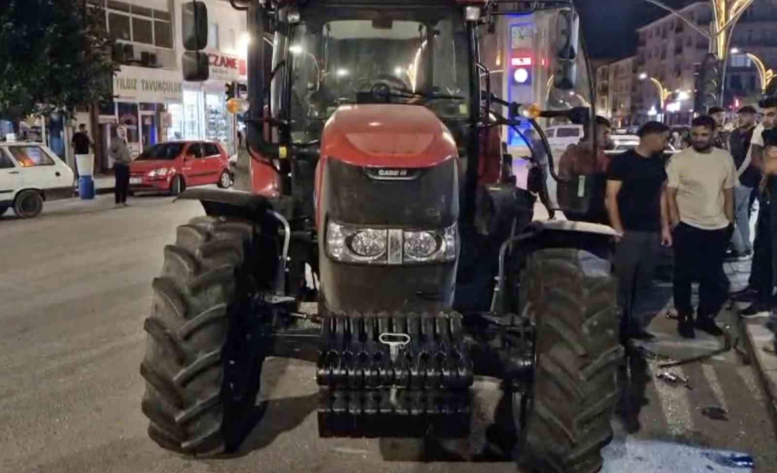 alkollu traktor surucusu 3 araca carparak durabildi o anlar kamerada qdLv376A