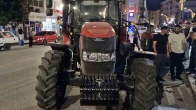 alkollu traktor surucusu 3 araca carparak durabildi o anlar kamerada xWc9jcZs