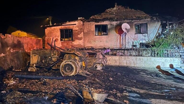 amasyada evin garajinda cikan yanginda otomobil ve traktor kullanilmaz hale geldi eYhDWSGH