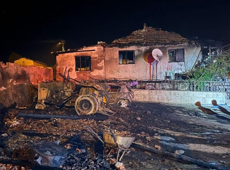 amasyada evin garajinda cikan yanginda otomobil ve traktor kullanilmaz hale geldi eYhDWSGH