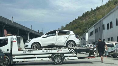 araca giren ari kazaya yol acti 2 yarali wvwZGDCL