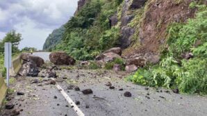 artvinde heyelan karadeniz sahil yolunu ulasima kapatti EqNWuiXr