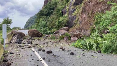 artvinde heyelan karadeniz sahil yolunu ulasima kapatti EqNWuiXr