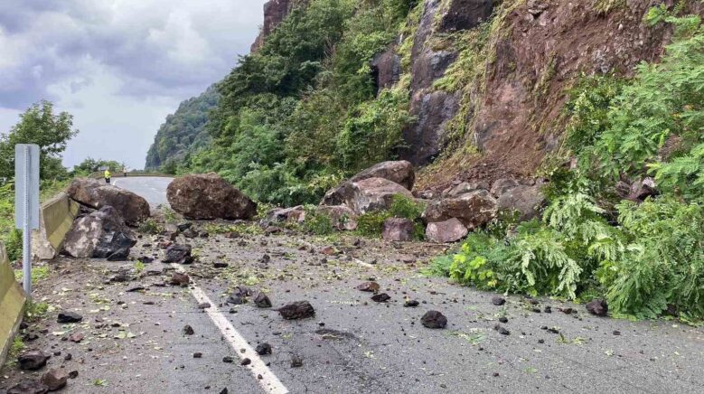 artvinde heyelan karadeniz sahil yolunu ulasima kapatti EqNWuiXr