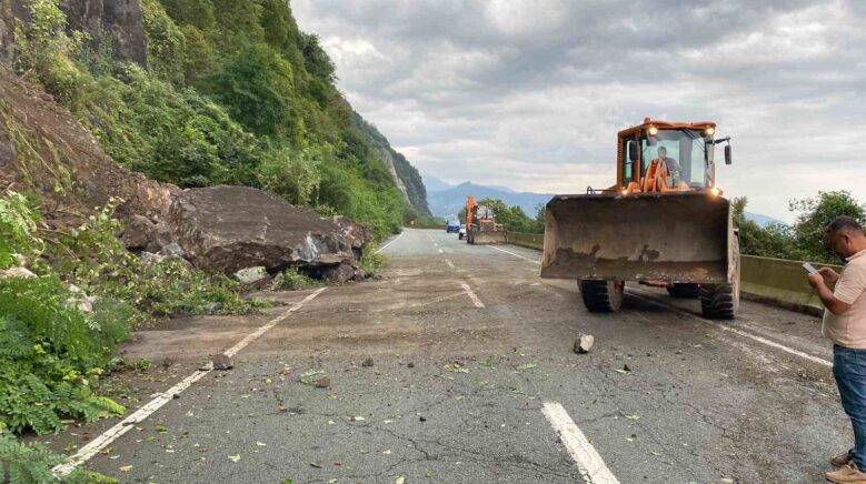 artvinde heyelan nedeniyle kapanan karadeniz sahil yolu yeniden ulasima acildi XKn9xZ7Q