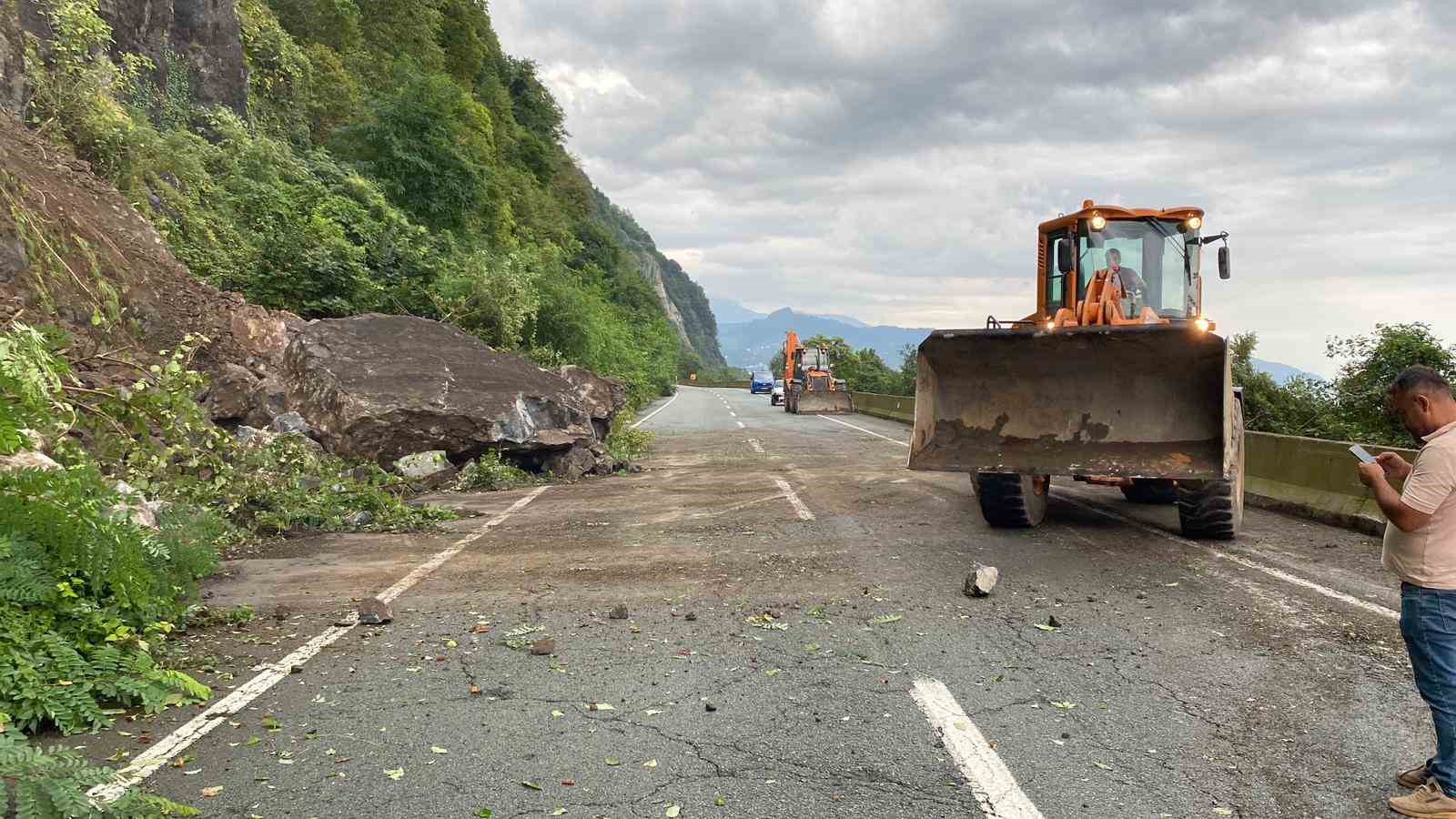artvinde heyelan nedeniyle kapanan karadeniz sahil yolu yeniden ulasima acildi