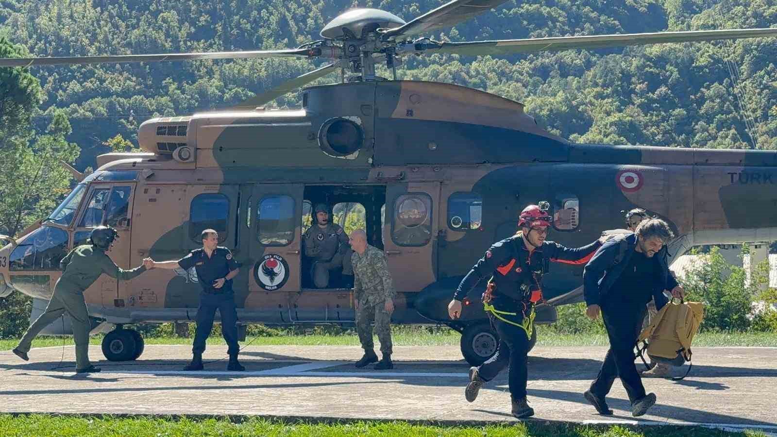 artvinde mahsur kalan vatandaslar ve turistler helikopterle tahliye edildi FkOSFeIi