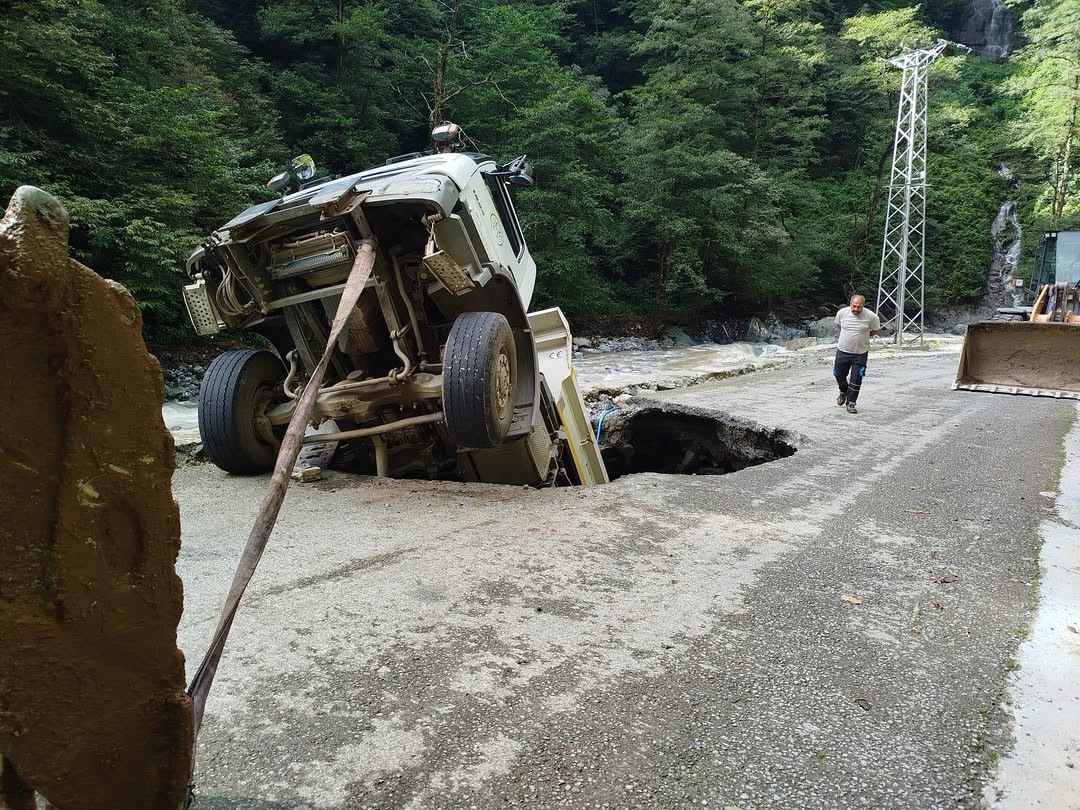 artvinde yol onarim sirasinda kamyon gocuge dustu 1 yarali