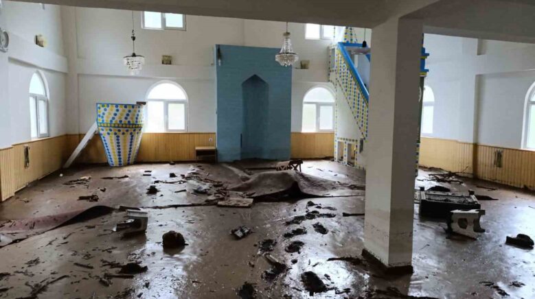 artvinin borcka ilcesindeki sel sonrasi karsikoy camii camur icinde kaldi 7yJnHBXE