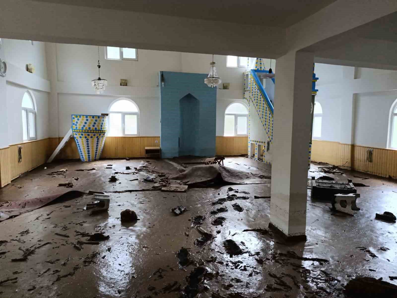 artvinin borcka ilcesindeki sel sonrasi karsikoy camii camur icinde kaldi 7yJnHBXE