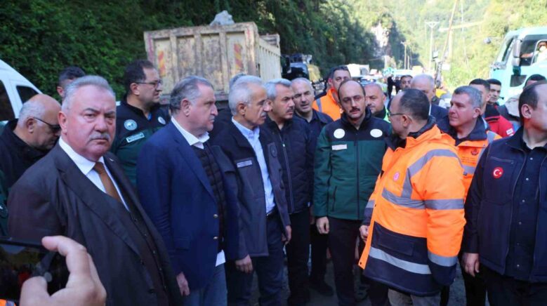 bakanlar abdulkadir uraloglu ve askin osman bak ayder yaylasi yolunda incelemelerde bulundu XZcZy71Q