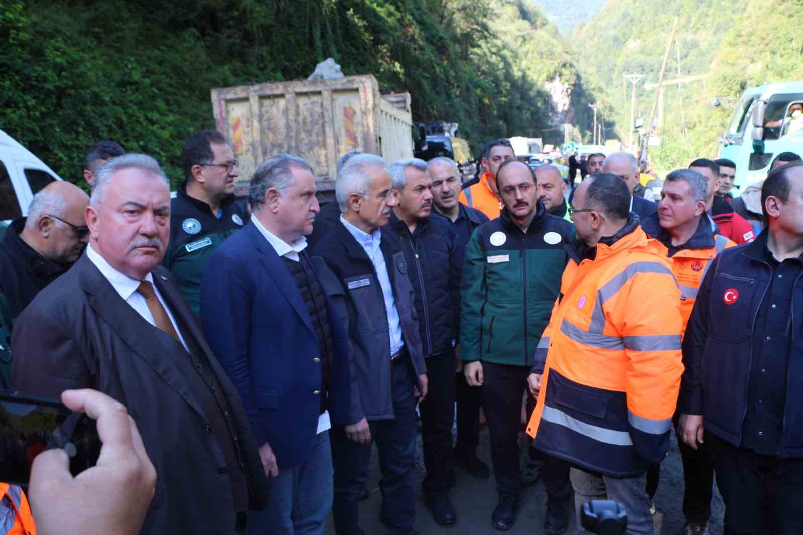 bakanlar abdulkadir uraloglu ve askin osman bak ayder yaylasi yolunda incelemelerde bulundu XZcZy71Q