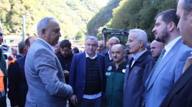 bakanlar uraloglu ve bak sellerden zarar goren artvinin borcka ilcesinde incelemelerde bulundu AMm7IJLC