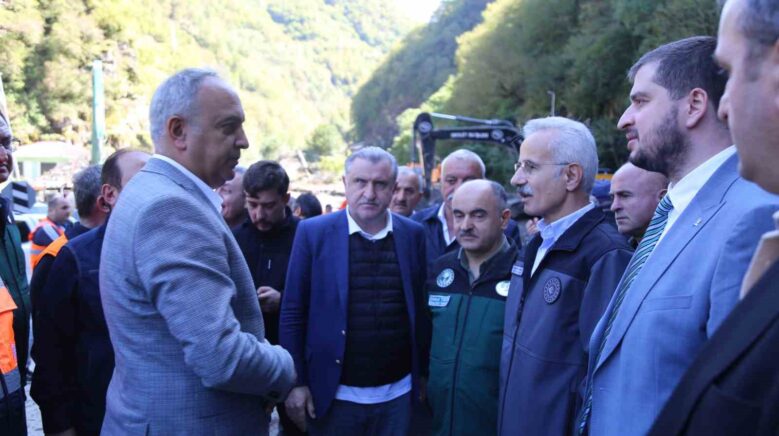 bakanlar uraloglu ve bak sellerden zarar goren artvinin borcka ilcesinde incelemelerde bulundu AMm7IJLC