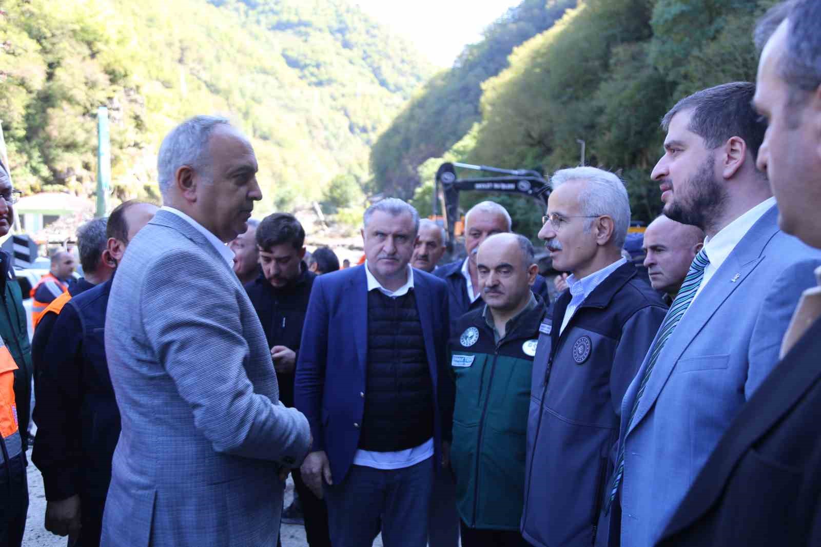 bakanlar uraloglu ve bak sellerden zarar goren artvinin borcka ilcesinde incelemelerde bulundu AMm7IJLC