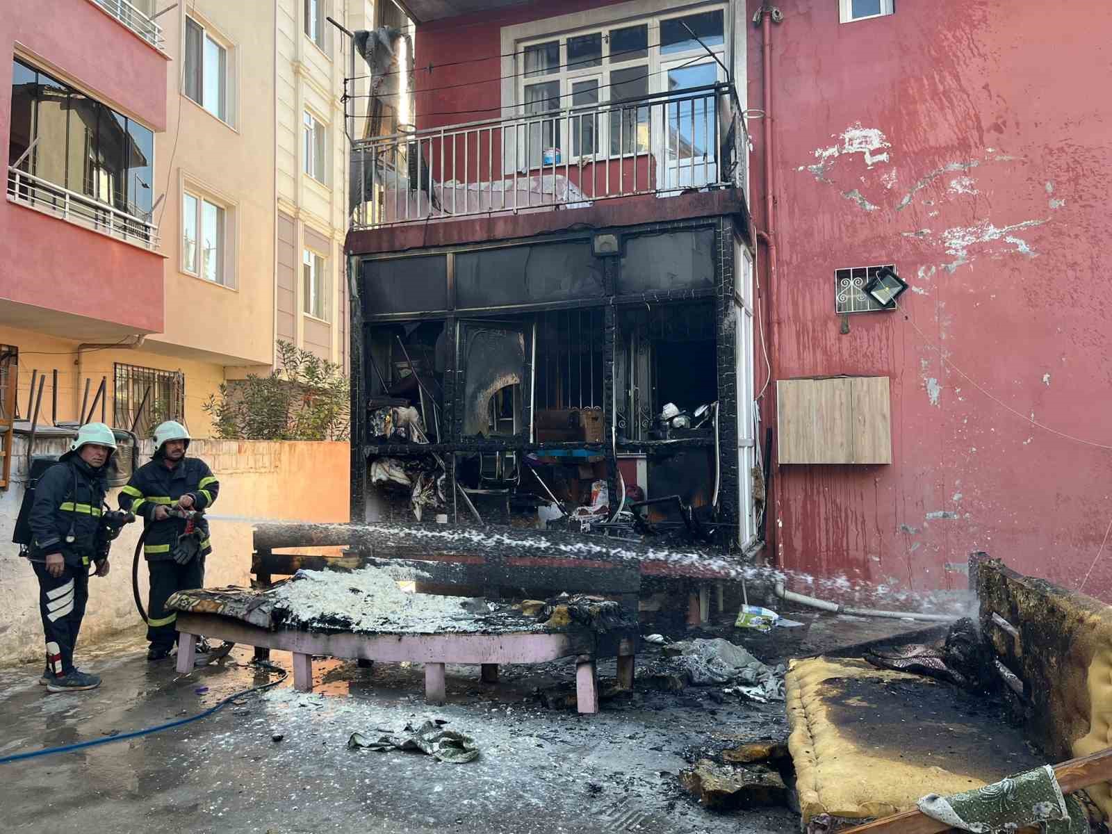 balkonda cikan yangin esyalari kule cevirdi 3NPdfgI7