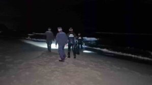 bartinda elbiseleri ile denize giren sahis ekipleri harekete gecirdi OWhuYgKG