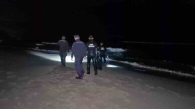 bartinda elbiseleri ile denize giren sahis ekipleri harekete gecirdi OWhuYgKG